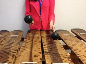 Kvinna spelar marimba.