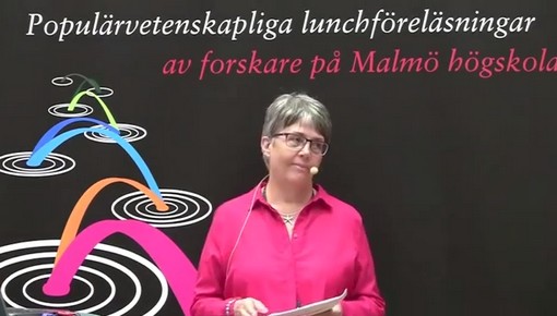 Kvinna föreläser framför presentation.