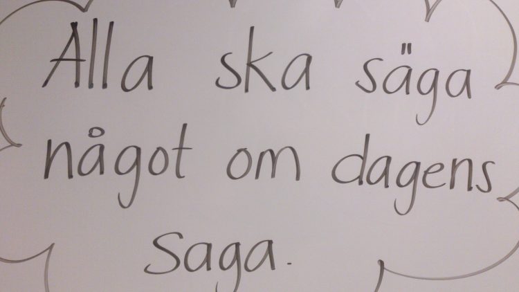 Texten "Alla ska säga något om dagens saga".