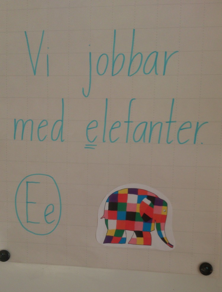 Vi jobbar med elefanter står det bredvid en tecknad elefant.