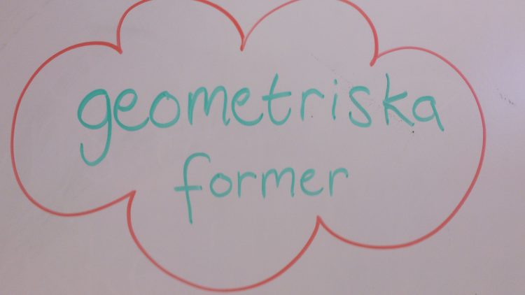 Geometriska former står det på tavlan.