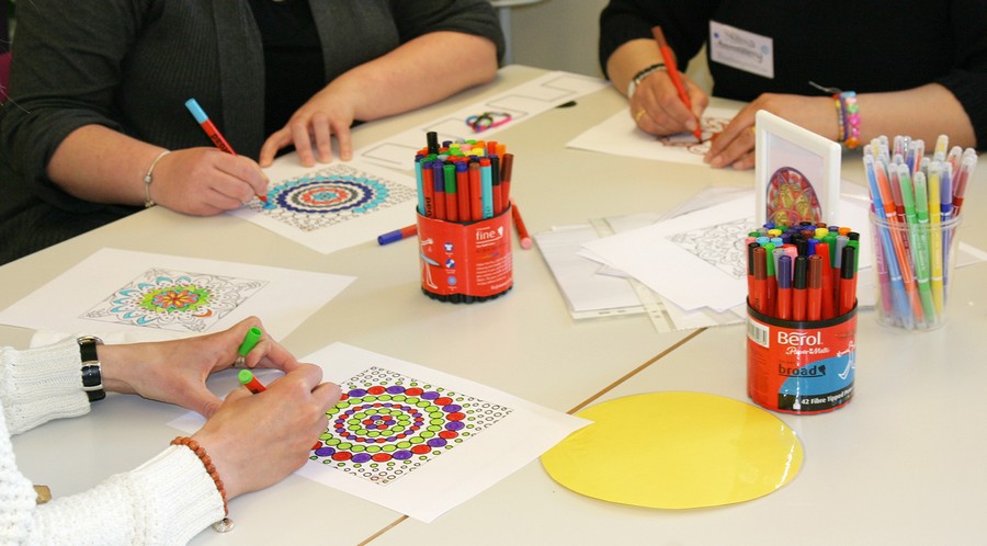 Personer fyller i mandalas.