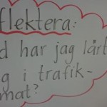 Reflektera står på whiteboard.