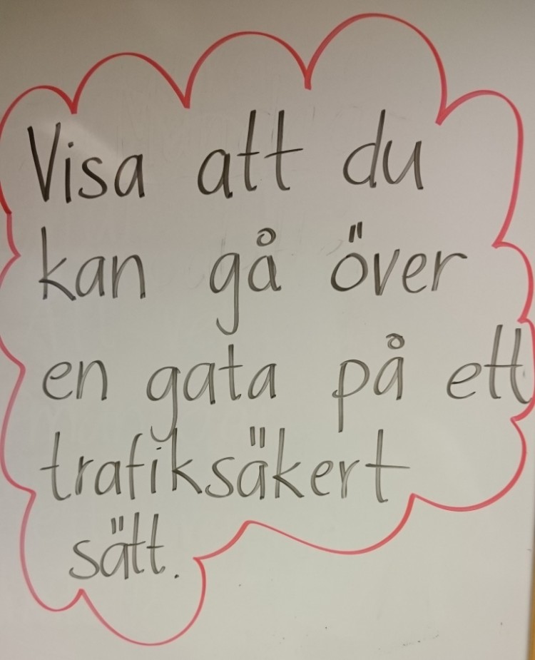 Instruktion på whiteboard.