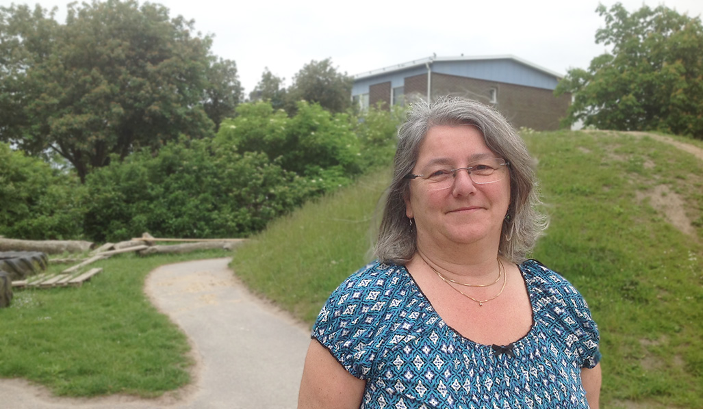 Ingrid Olsson framför backe på skolgården.