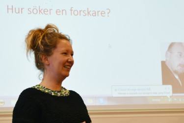 Kvinna framför presentation.