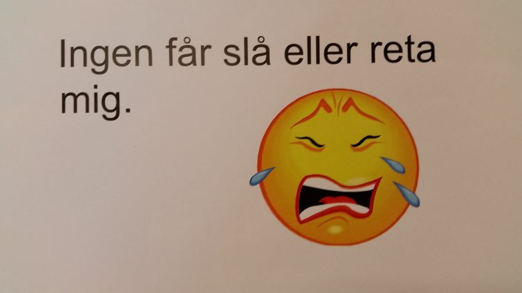 Ingen får slå eller reta mig står på lapp.