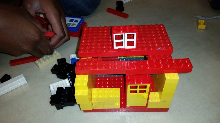 Hus byggt av lego.