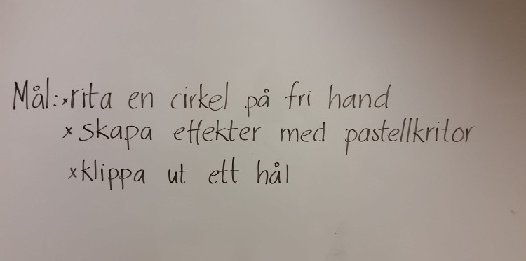 Mål skrivet på tavla.