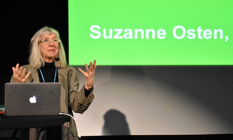 Suzanne Osten föreläser.