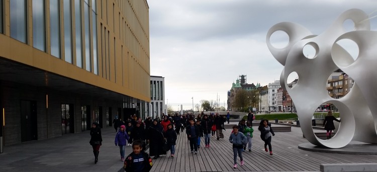 Barn utanför konserthuset Malmö live.