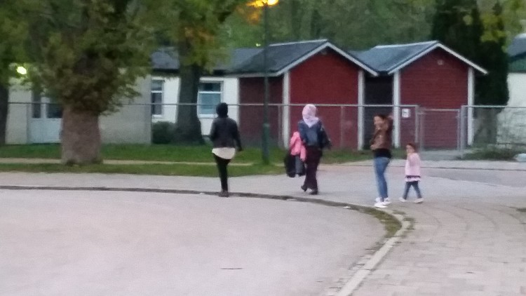 Elever går på skolgård.