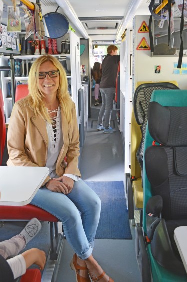 Camilla Mårtensson sitter inne i buss.