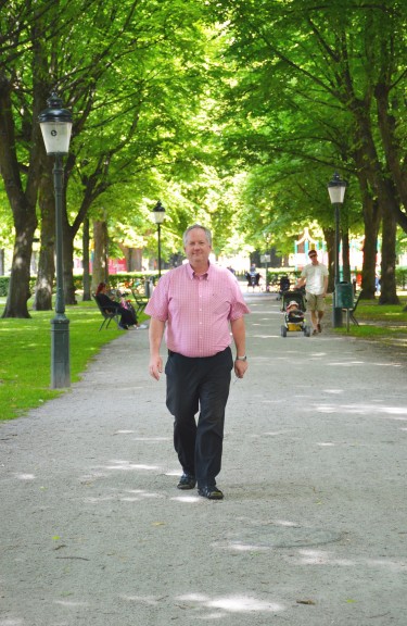 Jerry Ahlström promenerar i en park.