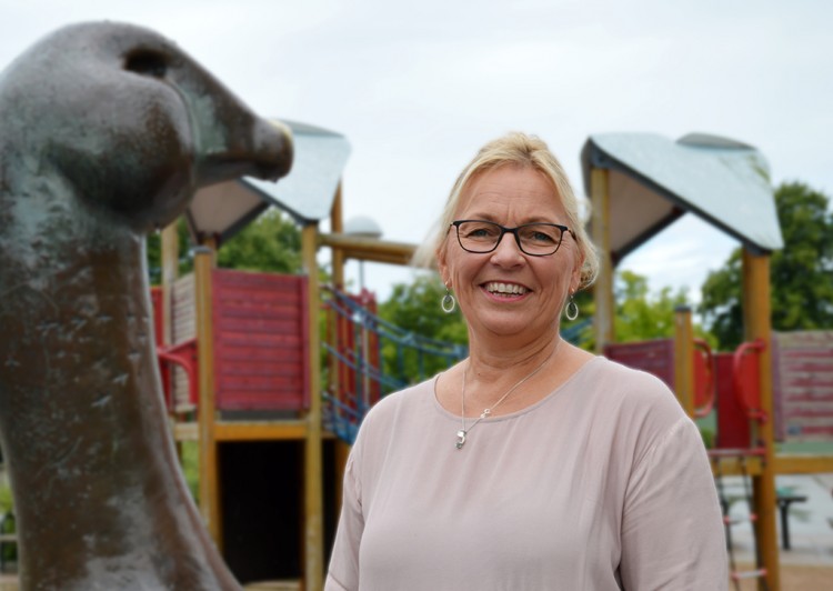 Cecilia Strid står på en lekplats.