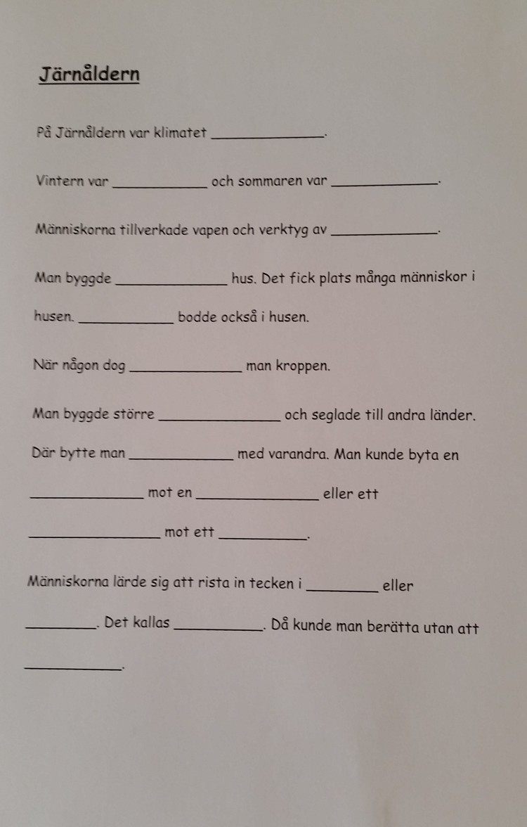 Papper med begrepp som saknas och plats för elever att fylla i.