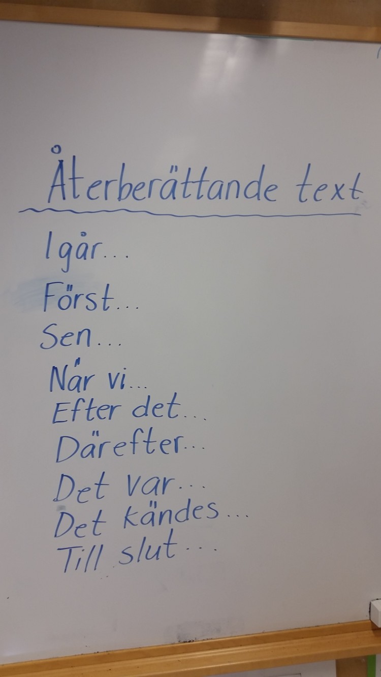 Instruktioner på tavla om hur man skriver återberättande text.