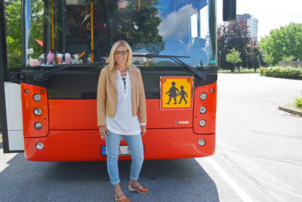 Camilla står framför förskolans bussavdelning.