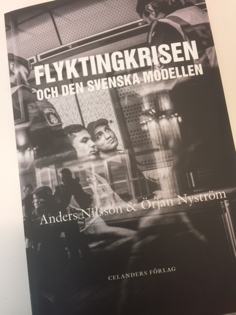 Bokomslag till Flyktingkrisen och den svenska modellen.