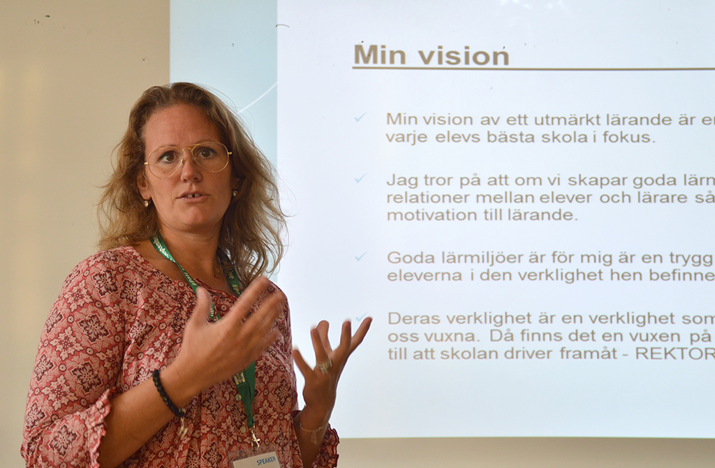 Jenny Nyberg framför presentation.