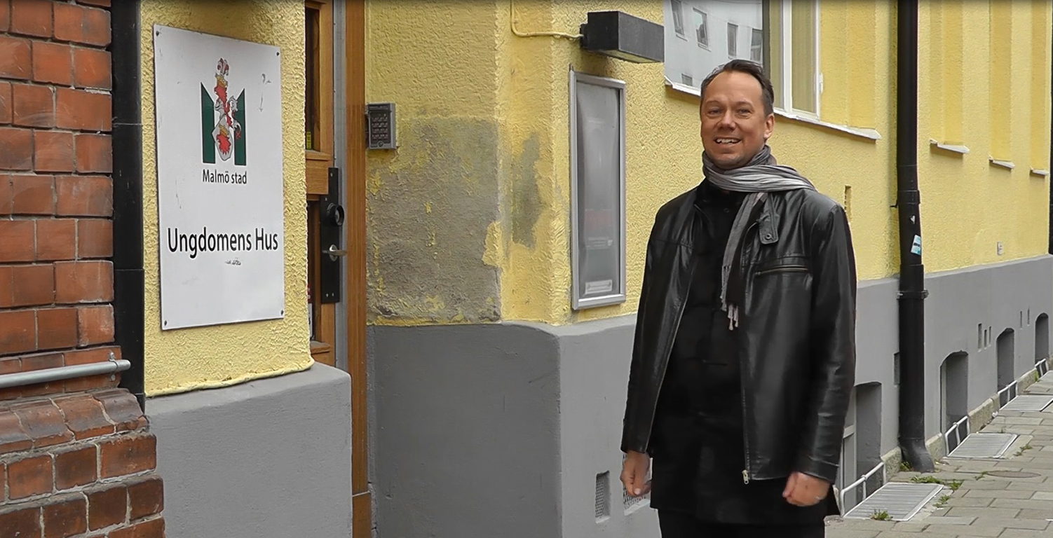 Henrik utanför Ungdomens hus.