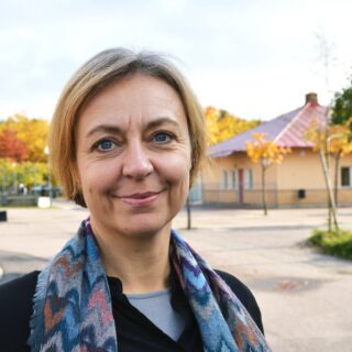 Ingela Svahn på skolans gård.