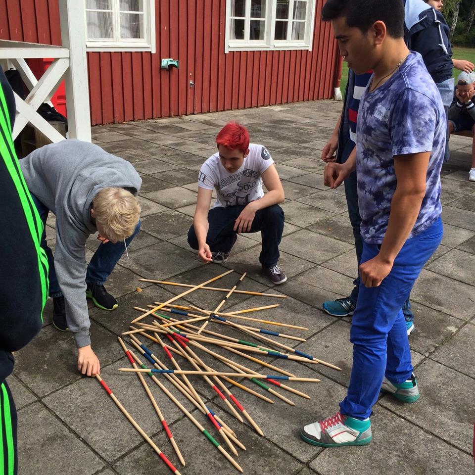 Elever spelar gigantiskt plockepinn.