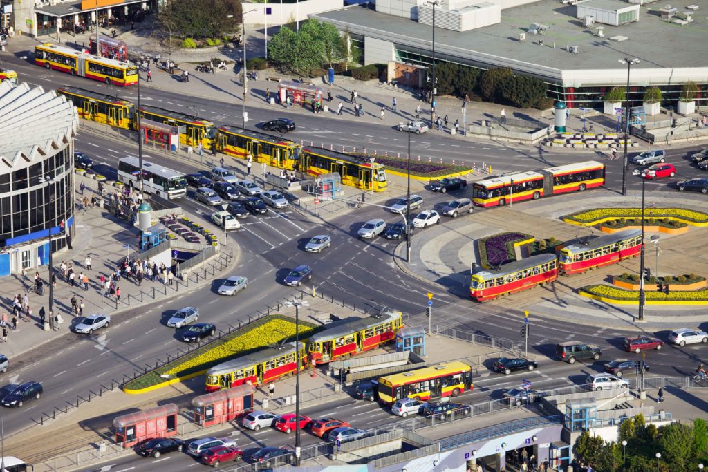 Stor rondell med mycket trafik.