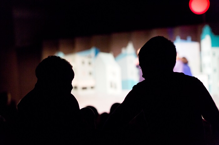 Siluetter av två barn på teater.