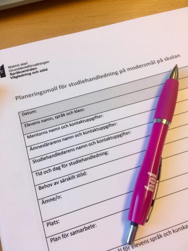 Penna ligger på planeringsmall för studiehandledning.