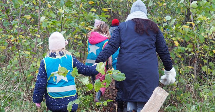 Pedagog och barn går genom snår.