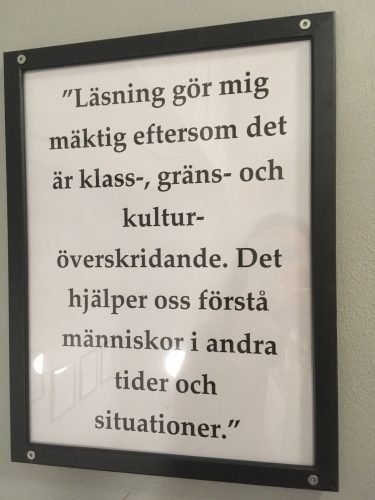 Citat inramat om att läsning gör en mäktig.