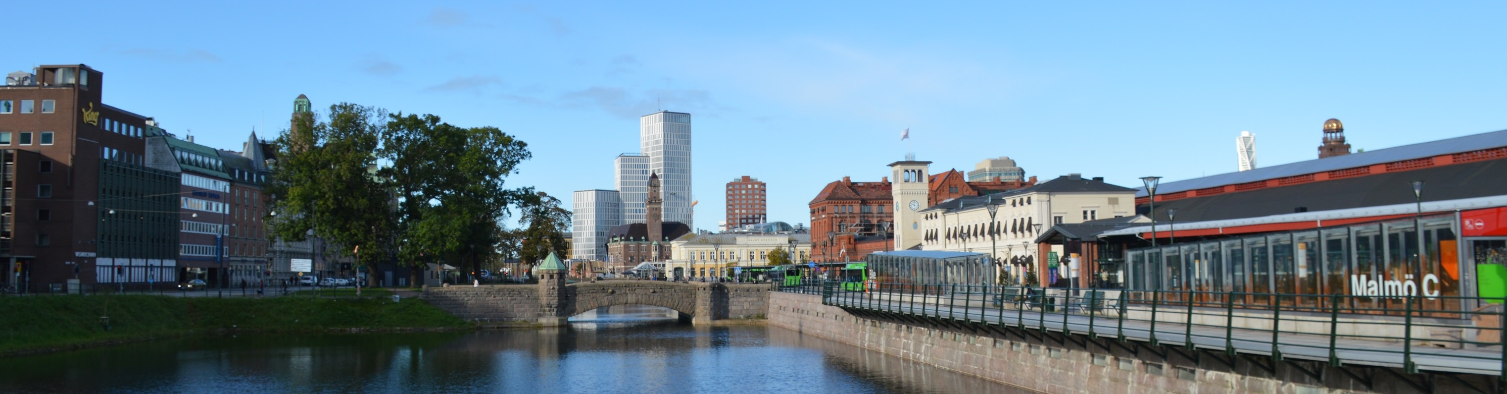 Vy över kanal i Malmö med Malmö live i bakgrunden.