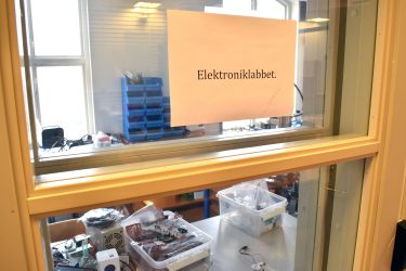 Ingång till elektroniklabbet där det finns fullt av tekniskt material.