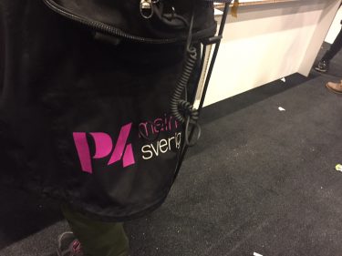 En väska med texten "P4 Sveriges Radio".