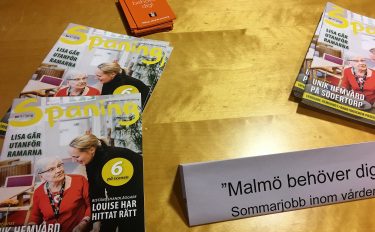 Tidningar ligger på ett bord.