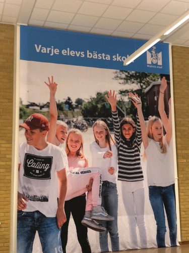 Skylt med glada barn och texten: Varje elevs bästa skola.