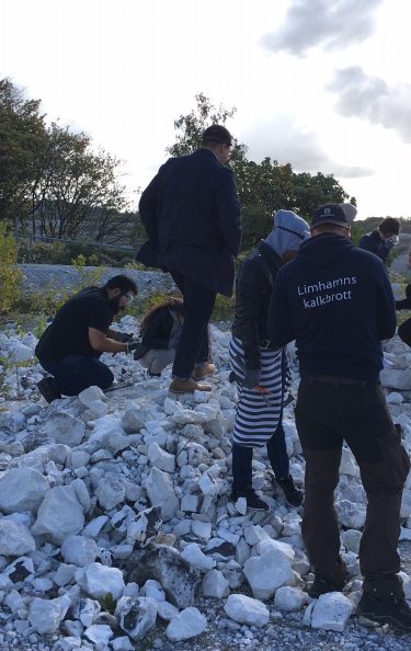 Pedagoger och elever i stenhög vid Limhamns kalkbrott.