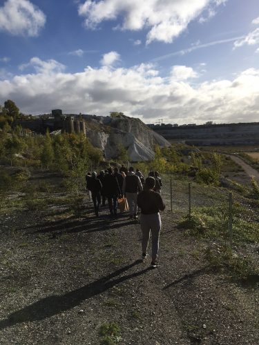 Elever på väg ner i Limhamns kalkbrott.