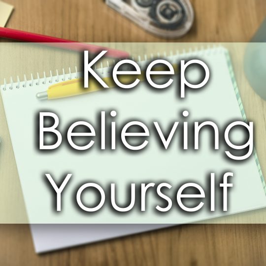 Block och pennor med texten: Keep believing yourself.