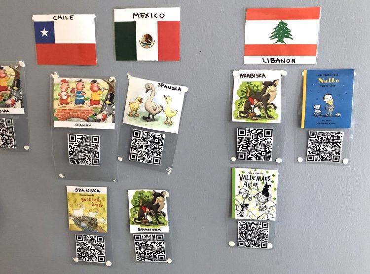 QR-koder och flaggor från bland annat Mexico ovh Libanon uppsatta på vägg. 