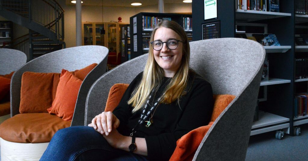 Skolbibliotekarie Lisa Hamfors sitter i en av fåtöljerna i det nybyggda biblioteket på Tingdammsskolan.