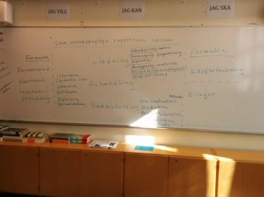 Whiteboardtavla med text på.