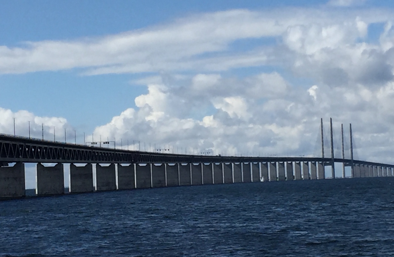 Öresundsbron sträcker sig över havet.