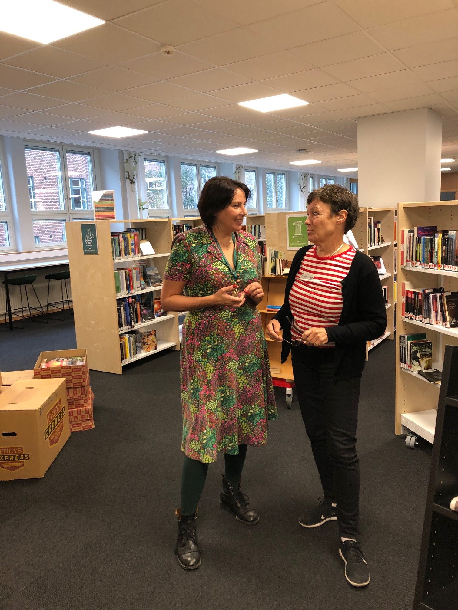 Eva Akenine och Annette Gillholm, bibliotekarier