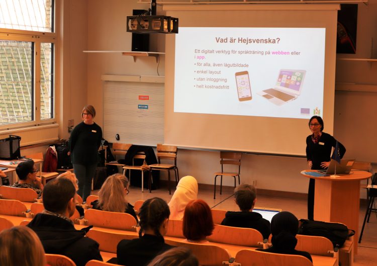 Kvinna föreläser om hjälpstrukturer framför projicerad presentation.