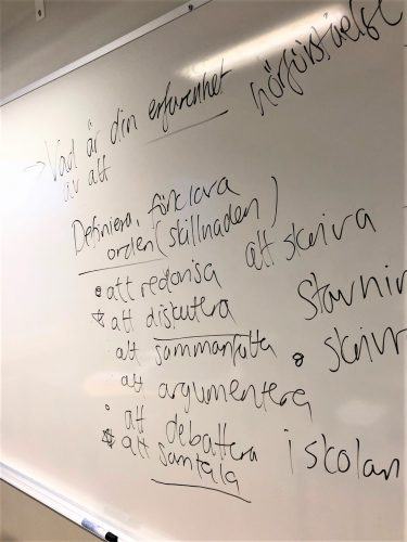 Olika begrepp står på whiteboard.