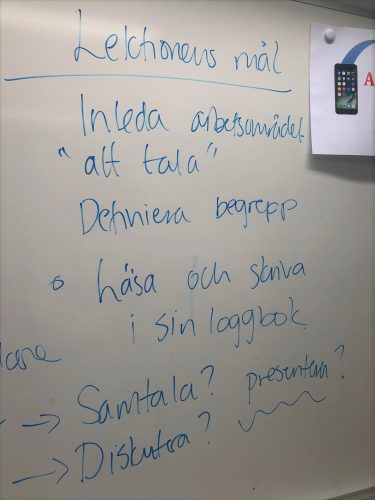 Lektionens mål står på whiteboard.