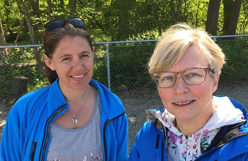 Tina Kruuse och Maria Larsson på skolgården.