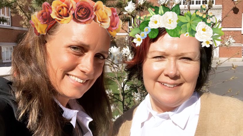 Ulrika Wirgin och Nina Svensson med blomsterkransar i håret.